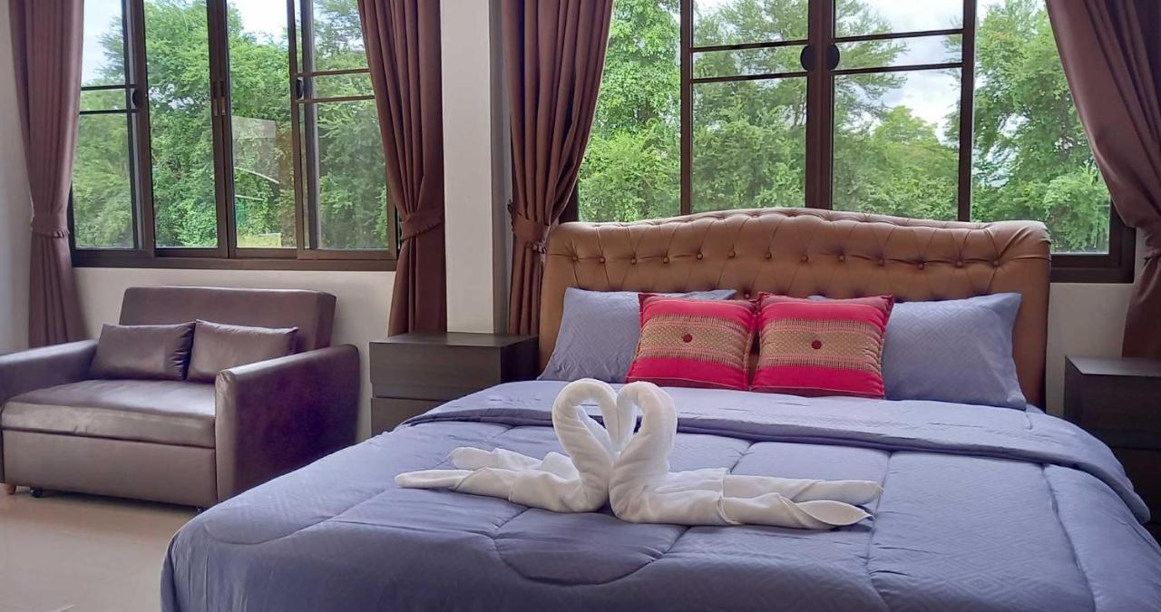 Bua Daeng Homestay Resort Kumphawapi Exterior photo