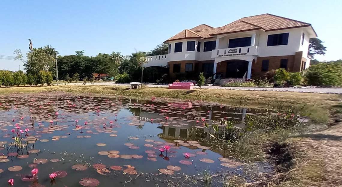 Bua Daeng Homestay Resort Kumphawapi Exterior photo