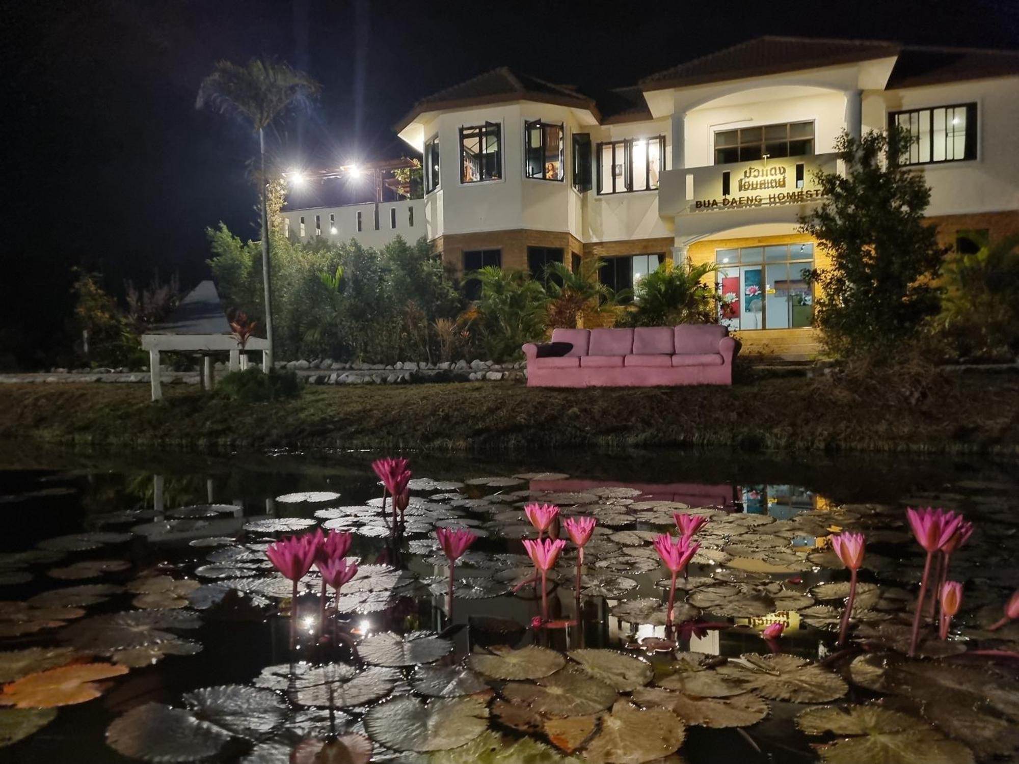 Bua Daeng Homestay Resort Kumphawapi Exterior photo