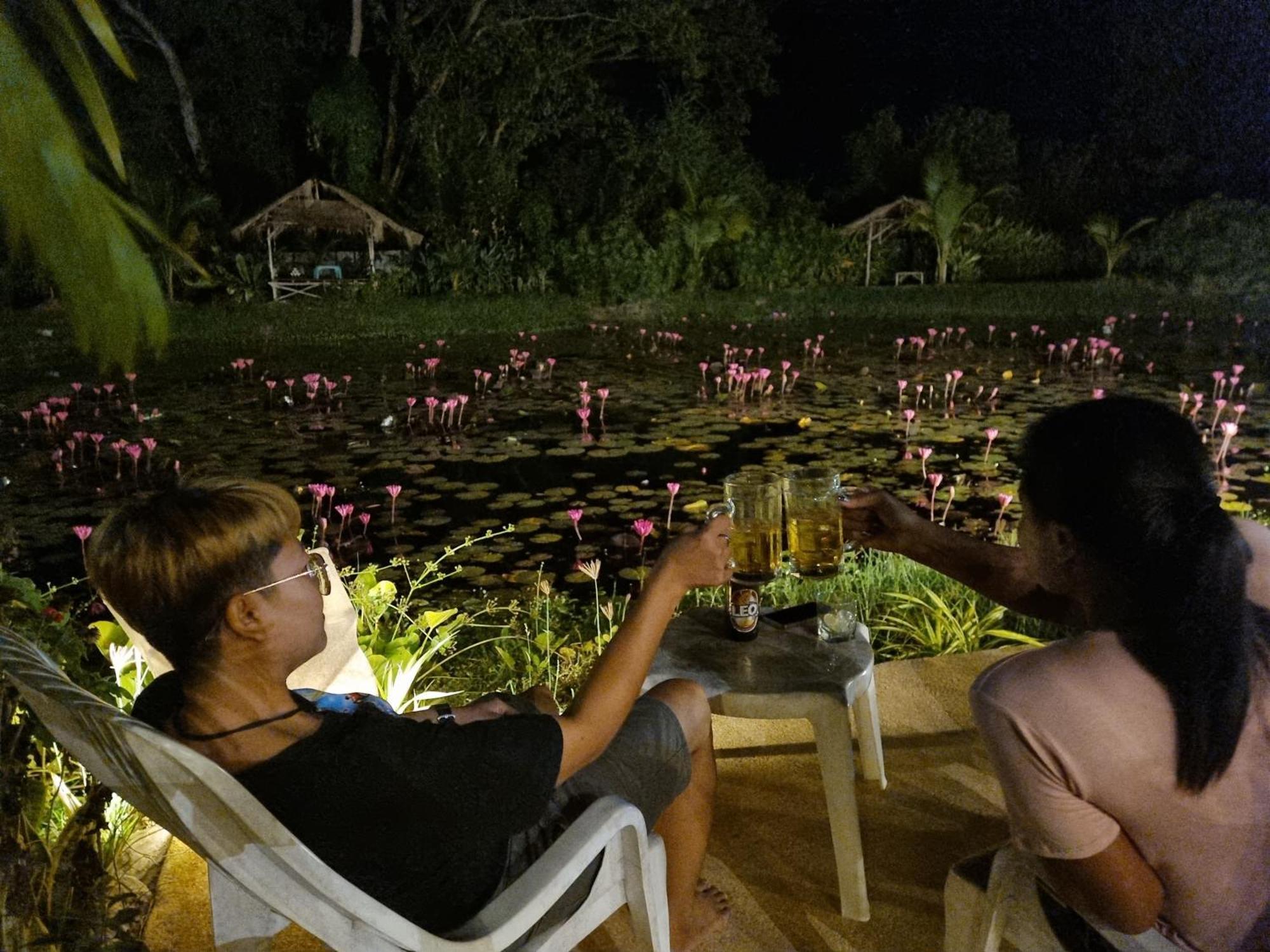 Bua Daeng Homestay Resort Kumphawapi Exterior photo