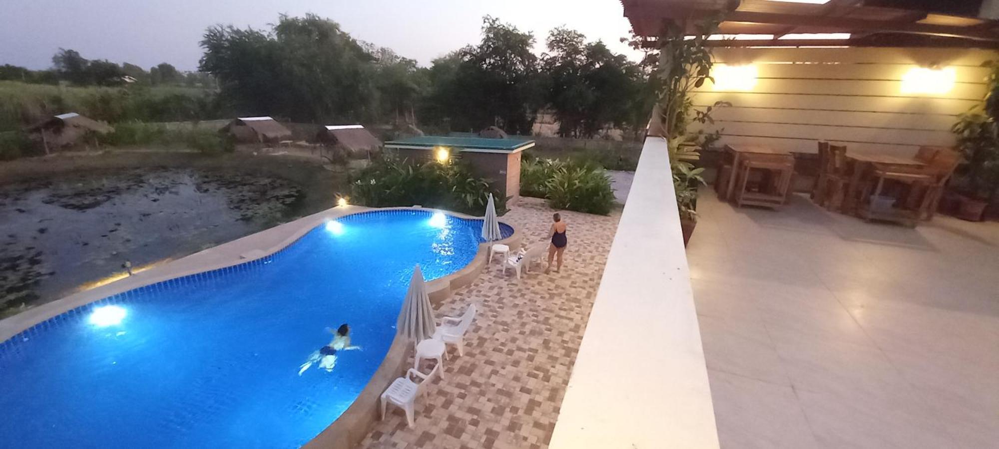 Bua Daeng Homestay Resort Kumphawapi Exterior photo