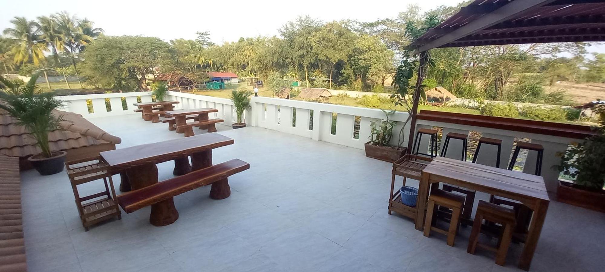 Bua Daeng Homestay Resort Kumphawapi Exterior photo