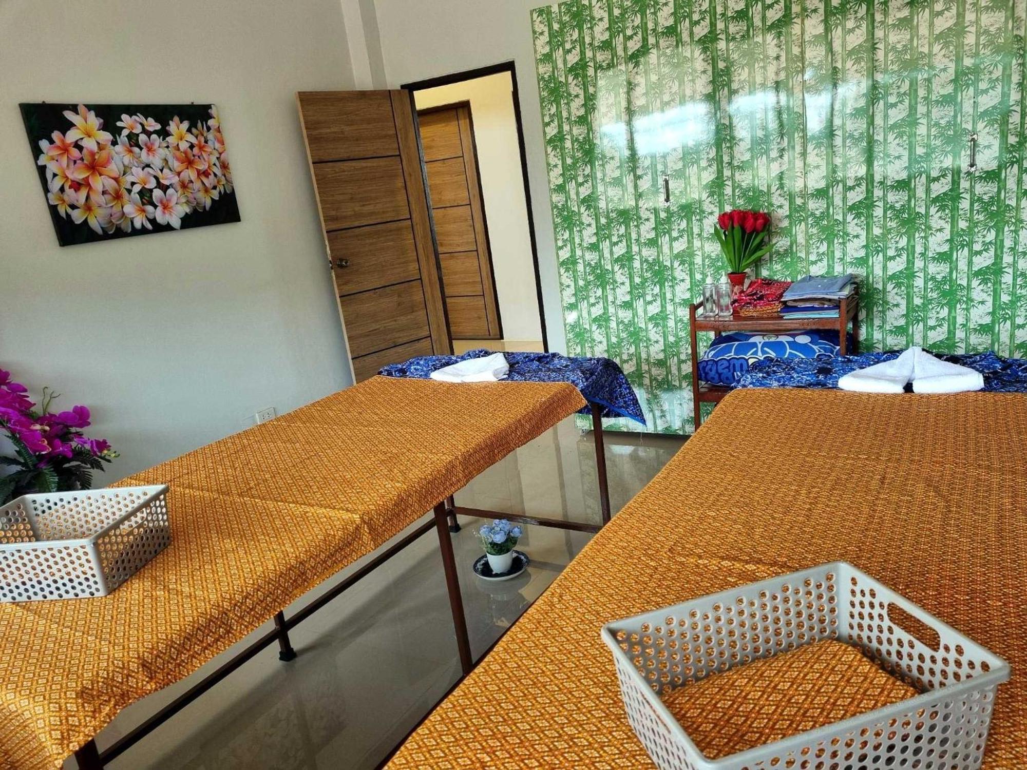 Bua Daeng Homestay Resort Kumphawapi Exterior photo