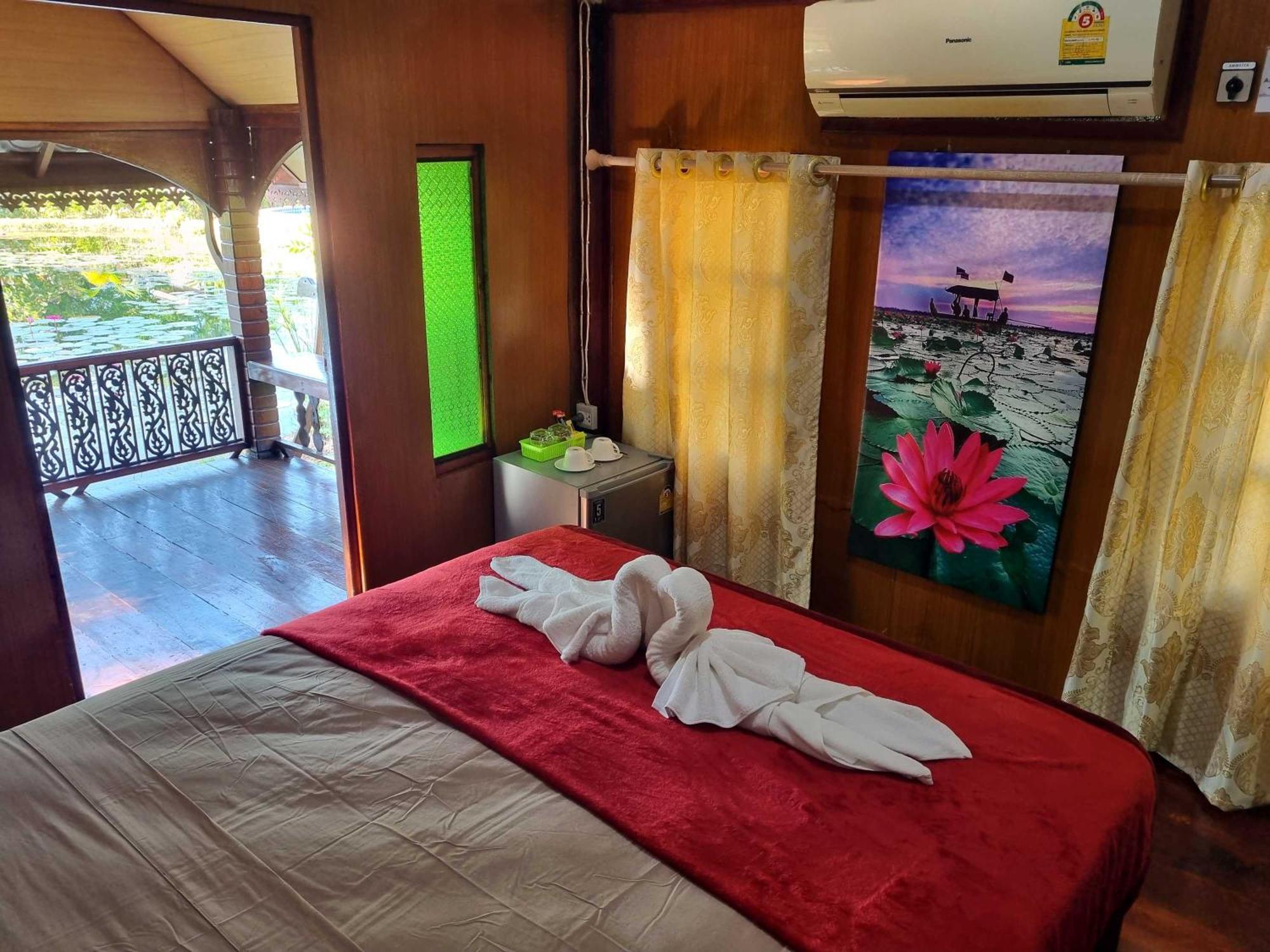 Bua Daeng Homestay Resort Kumphawapi Exterior photo