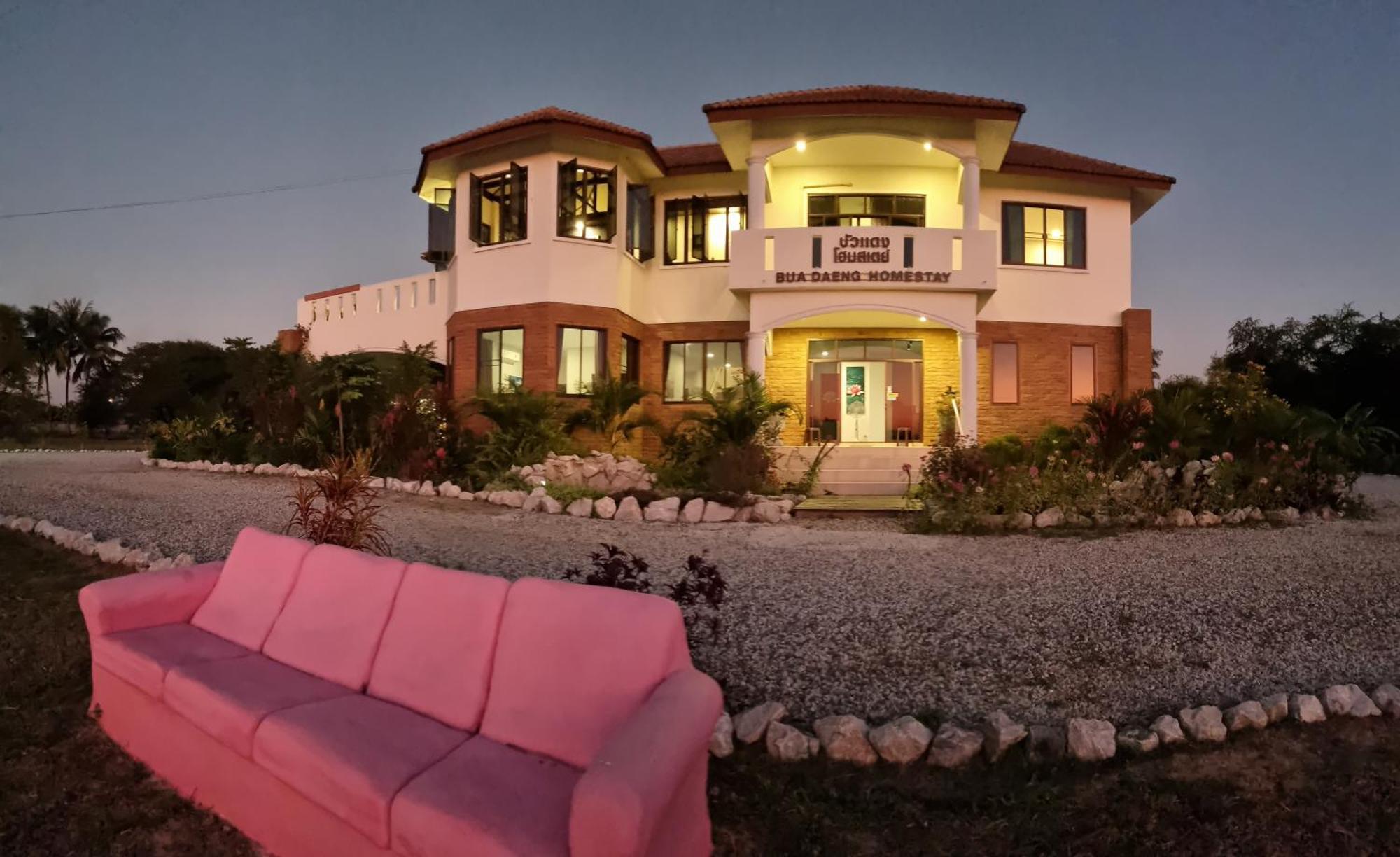 Bua Daeng Homestay Resort Kumphawapi Exterior photo